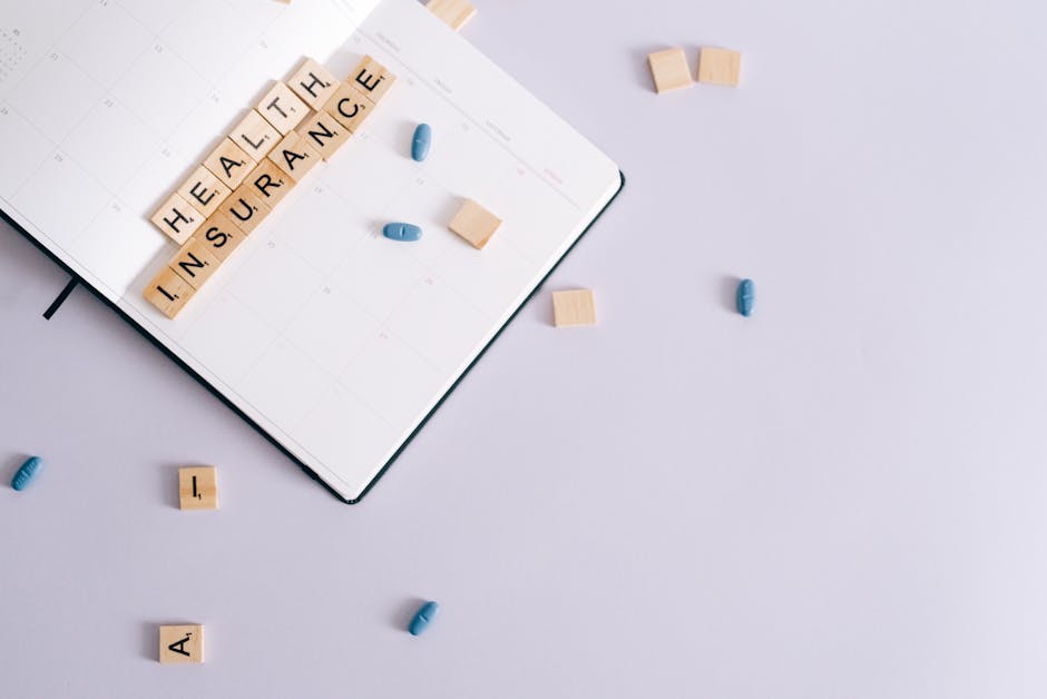 Bradesco Seguro: Descubra Vantagens que Você Não Sabia! Flat lay of health insurance concept with planner and pills.