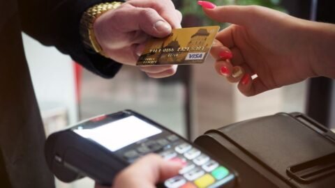 Cartão Digital vs. Tradicional: Qual Vale Mais a Pena em 2026?